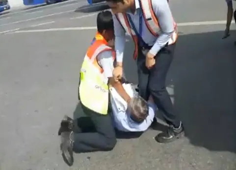 பயணியை தாக்கிய இண்டிகோ விமான நிறுவன ஊழியர்கள்! வைரலாகும் வீடியோ