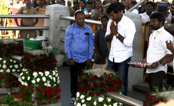 காமராஜர், எம்.ஜி.ஆர்., ஜெயலலிதா, சிவாஜி கணேசன் நினைவிடங்களில் மரியாதை செலுத்திய விஷால்
