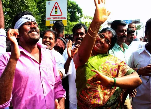 வீடியோ: “ஜெய் ஜெய் தினகரன்! ஜெய்ச்சிட்டாரு தினகரன்”: வெற்றிக்களிப்பில் ஆட்டம்போட்ட தொண்டர்கள்
