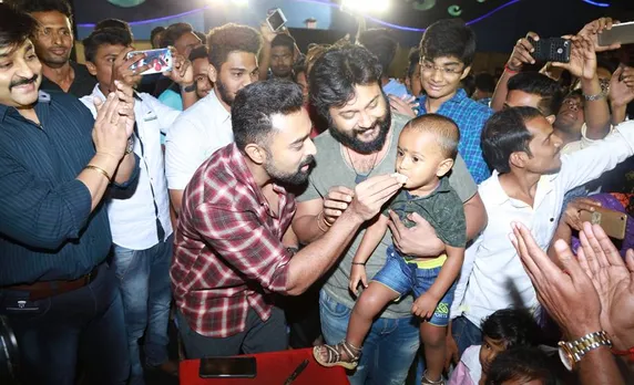 ரசிகர்களுடன் வெற்றியைக் கொண்டாடிய ‘திருட்டுப்பயலே 2’ படக்குழு - புகைப்படங்கள்