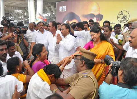2ஜி வழக்கில் வெற்றி: சென்னை விமான நிலையத்தில் கோலாகல  வரவேற்பு: எக்ஸ்க்ளூசிவ் படங்கள்!