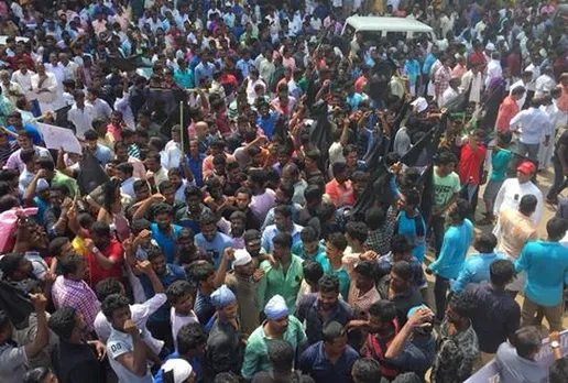 kanyakumari district, colachel, colachel bus stand, fishermen, fishermen protest, road roko, cyclone ockhi, tamilnadu government, tamilnadu fishermen