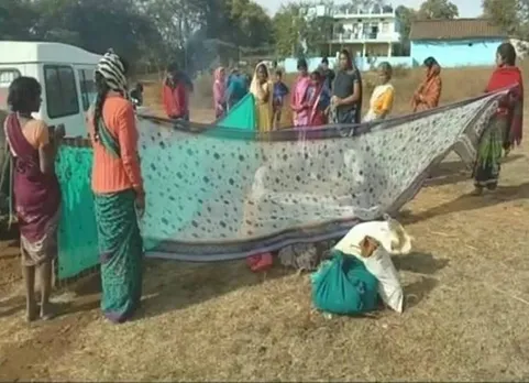 அரசு மருத்துவமனையில் சிகிச்சையளிக்க மறுப்பு: வயல்வெளியில் குழந்தையை பெற்றெடுத்த பெண்