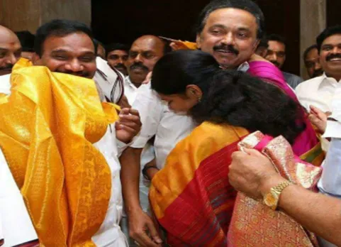 வீடியோ: ஆனந்த கண்ணீரில் அரவணைத்த கனிமொழி: பாசத்துடன் தட்டிக்கொடுத்த ஸ்டாலின்
