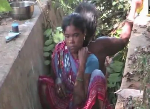 அரசு மருத்துவமனையில் சிகிச்சையளிக்க மறுத்ததால் கழிவுநீர் கால்வாயில் குழந்தை பெற்றெடுத்த பெண்