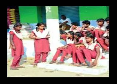 அதிகாரிகள் மெத்தனம்: சீக்கிரம் வீட்டுக்கு செல்ல ஆசைப்பட்டு பேருந்து இல்லாததால் ஏமாந்த மாணவர்கள்