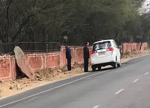 இதுதான் தூய்மை இந்தியாவா? பொது இடத்தில் சுவற்றில் சிறுநீர் கழித்த ராஜஸ்தான் சுகாதார அமைச்சர்!