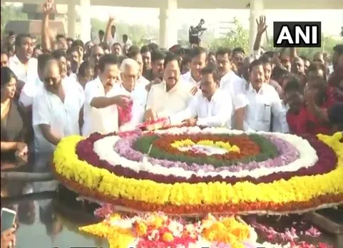 பேரறிஞர் அண்ணா 49வது நினைவு தினம்: நினைவிடத்தில் ஸ்டாலின் மலர் வளையம் வைத்து அஞ்சலி