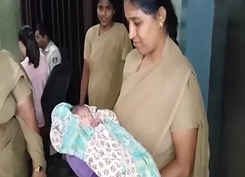 போலீஸ் என்பதை தாண்டி நான் ஒரு குழந்தைக்கு அம்மா... பெங்களூர் பெண் போலீஸின் துணிச்சல்!