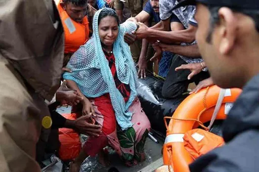 Kerala floods, PM Modi in Kerala, Narendra Modi in Flood hit kerala, Kerala rain, கேரளா வெள்ளம், கேரளாவில் பிரதமர் நரேந்திர மோடி விசிட், கேரளா மழை