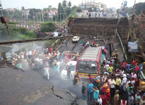 கொல்கட்டாவில் பாலம் இடிந்து விபத்து