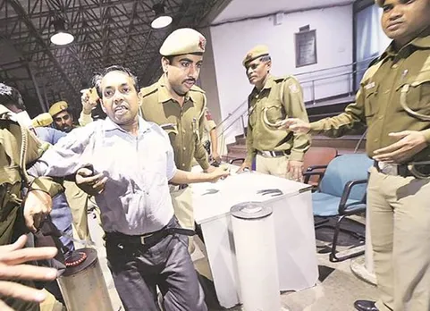 “பாஜக மட்டுமே இந்நாட்டில் தேசப்பக்தி கொண்ட ஒரே கட்சி”  - கெஜ்ரிவால் மீது மிளகாய் பொடி தூவியவர் பரபரப்பு