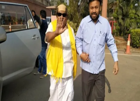 sivaparasad mp karunanidhi getup andhra parliament - சிவபிரசாத் எம்.பி கருணாநிதி போல் வேடமணிந்து ஆந்திர பாராளுமன்றம்