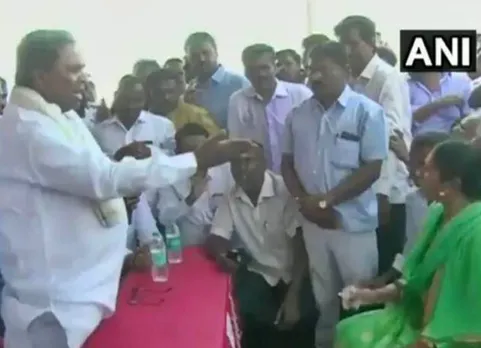 மைக்கை வாங்கிய போது கையோடு வந்த பெண்ணின் துப்பட்டா! - சர்ச்சையில் சித்தராமையா