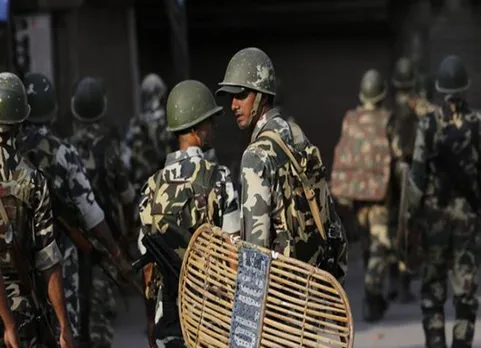 Centre rushes 100 companies of paramilitary forces to Kashmir - ஜம்மு-காஷ்மீரில் 100 துணை ராணுவப்படைகளை அனுப்பும் மத்திய அரசு!