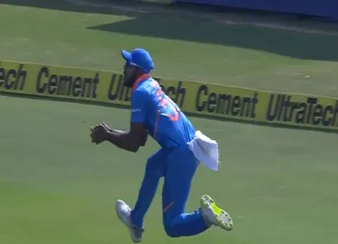 Vijay shankar catch India vs australia 1st ODI - டீப் மிட் விக்கெட்டில் விஜய் ஷங்கரின் வாவ் கேட்ச்! கொண்டாடிய தோனி, கோலி!