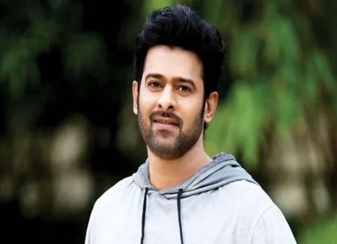 An excited fan unexpectedly slaps Prabhas and his expression is priceless - watch video - ஆர்வ மிகுதியில் கன்னத்தில் அறைந்த ரசிகை! உடனே ரியாக்ட் செய்த பிரபாஸ் (வீடியோ)