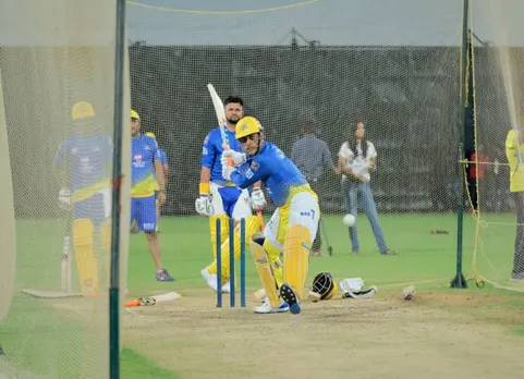 dhoni smashes sixes ipl 2019 csk warm up - குட் டச்... நீட் டச்... ஸ்மாஷ்! மஞ்சள் ஜெர்ஸியில் பந்துகளை பறக்கவிட்ட தோனி! (வீடியோ)