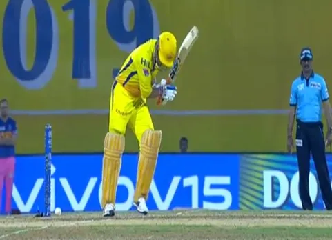 ipl 2019 csk vs rr dhoni survives after ball hits stumps - இது சிஎஸ்கே கோட்டை என்பதற்கு வேறு என்ன உதாரணம் வேண்டும்? அவுட்டில் இருந்து தோனி தப்பித்த கதை!