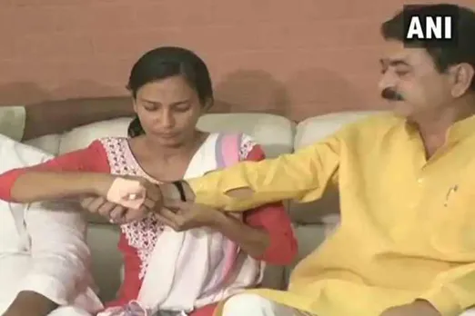 gujarat, bjp, mla, balram thawani, ncp, neetu tejwani, water supply, assault, apology, குஜராத், பா.ஜ. எம்.எல்,ஏ. பல்ராம் தவானி, தேசியவாத காங்கிரஸ் கட்சி, நீத்து தேஜ்வானி, தண்ணீர் விநியோகம், தாக்குதல், மன்னிப்பு