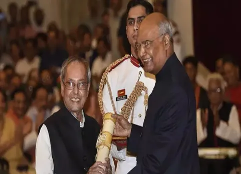 Pranab Mukherjee receives Bharat Ratna from President Kovind video - முன்னாள் ஜனாதிபதி பிரணாப் முகர்ஜிக்கு பாரத ரத்னா வழங்கிய இந்நாள் ஜனாதிபதி! (வீடியோ)