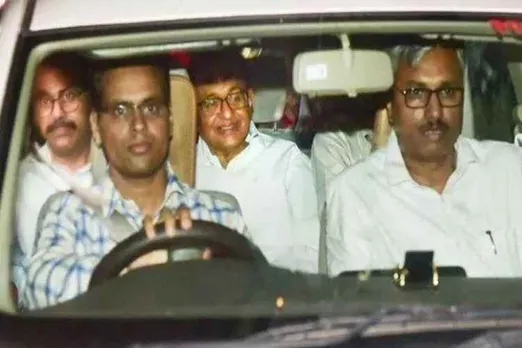 திங்கட்கிழமை வரை ப.சிதம்பரத்திற்கு சிபிஐ காவல் உறுதி, அமலாக்கத்துறை கைது செய்யத் தடை