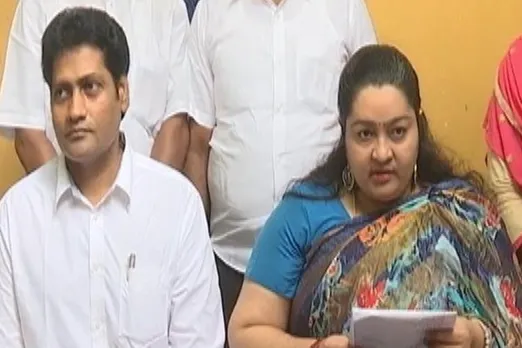 J.Deepa Merged her party with AIADMK, J.Deepa Claimed rights on Poes Garden home, Jayalalitha's nephew, ஜெ.தீபா பேரவையை அதிமுகவுடன் இணைப்பு, எம்.ஜி.ஆர். அம்மா தீபா பேரவை, MGR AMMA Deepa Peravai, J.Deepa decided to merge AIADMK
