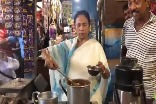 West Bengal CM Mamata Banerjee prepares tea, டீ கடைக்குச் சென்ற மம்தா பானர்ஜி, மேற்கு வங்க முதலமைச்சர் மம்தா பானர்ஜி, Mamata Banerjee, west bengal, dhiga,