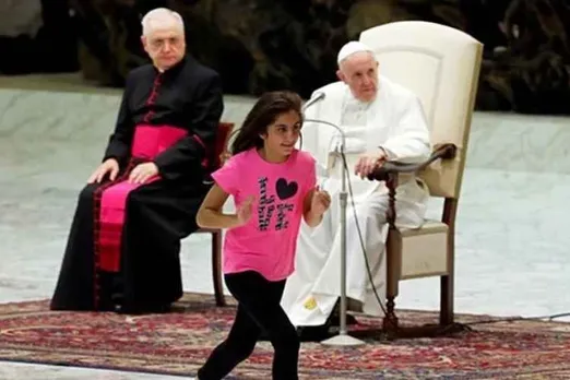 pope francis, pope general audience sermon, sick girl goes on stage pope sermon, போப் பிரான்சிஸ், போப் முன்பு மேடையில் நடனமாடிய சிறுமி, sick girl dance clap pope sermon, vatican news, Tamil indian express, viral videos