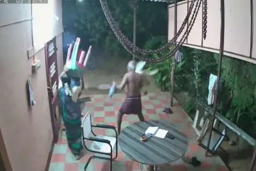 cctv footage, attempt theft near nellai, old couples courageous activity, சிசிடிவி கேமிரா, நெல்லை தம்பதி, கொள்ளையர்களை விரட்டிய தம்பதி