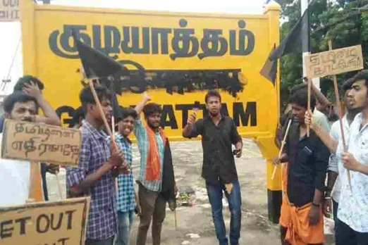 DMK Youths destroyed Hindi letters, DMK anti-Hindi agitation, DMK cadres destroyed Hindi letters with black ink, திமுக இளைஞர்கள் இந்தி எழுத்துகளை கருப்பு மை பூசி அழிப்பு, குடியாத்தம் ரயில் நிலையத்தில் இந்தி எழுத்துகள் அழிப்பு, இந்தி எதிர்ப்பு, DMK Youths destroyed Hindi letters at Gudiyattam railway station, Gudiyattam railway station, DMK IT Wing, Vellore District