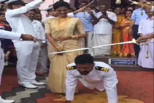 Groom Push ups, Navy officer wedding function, Wedding, கடற்படை அதிகாரி மாப்பிள்ளை, கேரளாவில் தண்டால் எடுத்த மாப்பிள்ளை, Kerala, Navy officer, push-ups, Viral Videos