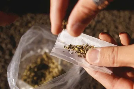 Two students arrested in Kancheepuram, Two Students arrested for Ganja Smuggling,கஞ்சா கடத்திய பொறியியல் மாணவர்கள் கைது, கஞ்சா கடத்திய மாணவர்கள், Ganja Smuggling, Ganja smuggling in college, Two students held, B.Tech Student arrested
