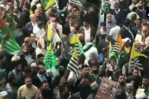 Pakistani supporters protest, the Indian High Commission in londan, லண்டனில் பாக்கிஸ்தானியர்கள் பேரணி, இந்திய தூதரகம் மீது கல்வீசி தாக்குதல், Pakistani supporters damages Indian High commission office, jammu kashmir, kashmir, Article 370, kashmir issue
