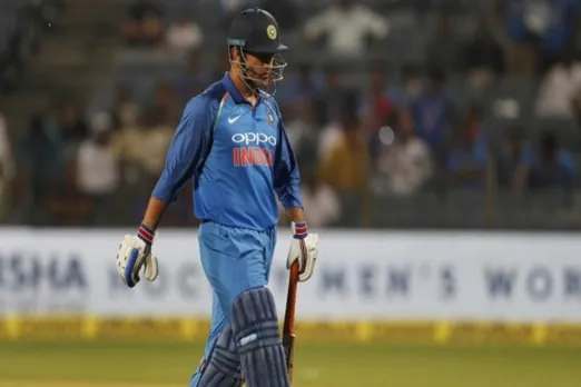 sunil gavaskar about dhoni retirement - 'வெளியே தள்ளுவதற்கு முன் தோனி போய்விட்டால் நல்லது' - சுனில் கவாஸ்கர்
