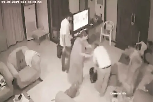 retired chennai HC judge assaulting daughter-in-law caught on tape - சிசிடிவி கேமராவில் சிக்கிய முன்னாள் சென்னை ஐகோர்ட் நீதிபதி - போலீசார் தீவிர ஆலோசனை