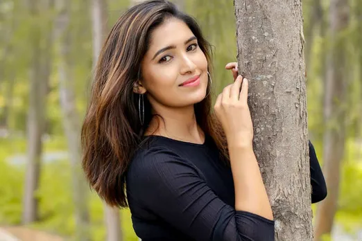 Vani Bhojan, oh my kadavule mobile number