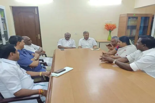 Minister jayakumar met pon radhakrishnan bjp supports admk by election - 'இடைத்தேர்தலில் பாஜக ஆதரவு; அதிமுகவுடன் கருத்து வேறுபாடு இல்லை' - பொன்.ராதாகிருஷ்ணன்