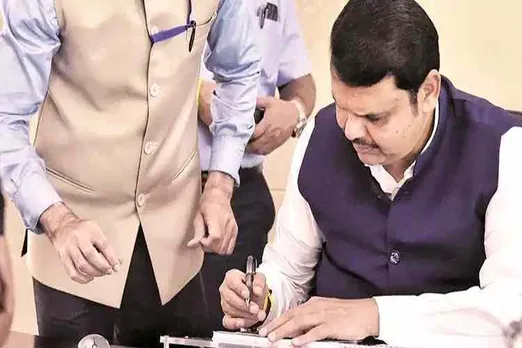 devendra fadnavis resigns, devendra fadnavis quits, தேவேந்திர ஃபட்னாவிஸ் ராஜினாமா, மகாராஷ்டிரா முதல்வர் பதவிய ராஜினாமா செய்தார் தேவேந்திர ஃபட்னாவிஸ், devendra fadnavis news, devendra fadnavis maharashtra cheif minister, maharashtra floor test, maharashtra news