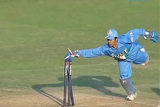 dinesh karthik best stumping michael vaughan - தோனி அந்த இடத்தில் இருந்திருந்தால் என்ன செய்திருப்பார்? இங்கிலாந்து வீரரை அலற வைத்த தினேஷ் கார்த்திக் ஸ்டெம்பிங்