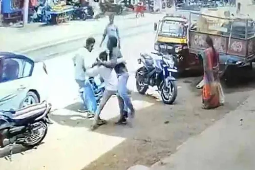karnataka cctv, raichur man kidnap cctv, karnataka police, raichur police, lingasugur kidnap, கர்நாடகா, ஆள் கடத்தல், ரெய்ச்சூரில் காரில் ஆள் கடத்தல், karnataka raichur kidnap, raichur kidnap, karnataka police, indian express news, karnataka crime news, mh 14 car, maharashta car, karnataka police search