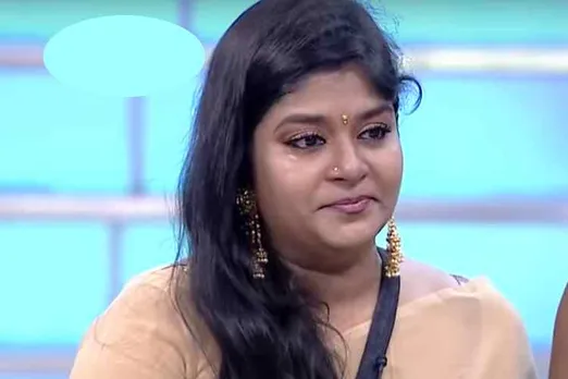 serial actress neepa cry, neepa cry in zee tamil tv, zee tv super mom show, சிரியல் நடிகை நீபா, சூப்பர் மாம், ஜீ தமிழ், neepa daughter solves her crying, neepa daughter, super mom reality show