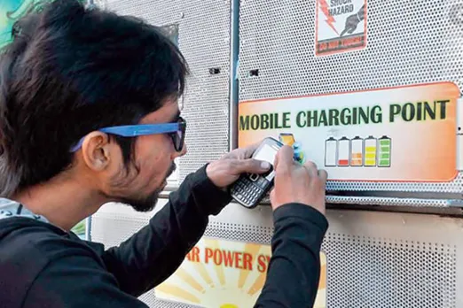 SBI released video regarding charging phone at public stations - பொது இடங்களில் மொபைல் சார்ஜ் பண்ணுபவரா நீங்க? வீடியோ போட்டு எச்சரிக்கும் எஸ்பிஐ வங்கி