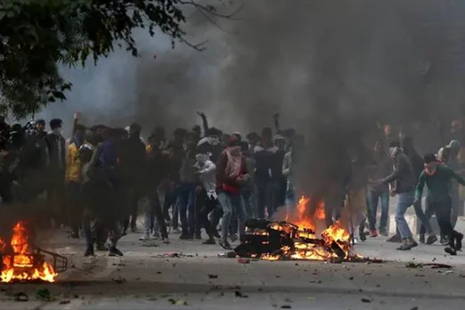 Will take ‘badla’ on those who indulged in violence UP CM on CAA protests - 'போராட்டத்தில் ஈடுபடுபவர்களின் சொத்துகளை ஏலத்தில் விடுவோம்; அரசு பழி வாங்கும்' - உ.பி. முதல்வர் எச்சரிக்கை