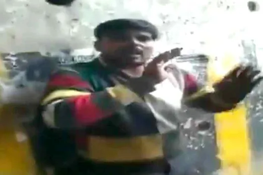 greater noida vendor beaten up viral video, Briyani seller attacked by 3 men, பிரியாணி விற்பனை செய்தவர் மீது தாக்குதல், கிரேட்டர் நொய்டா, பிரியாணி விற்பனை செய்தவர் மீது 3 பேர் தாக்குதல் noida vendor thrashed viral video, noida news, greater noida news, Briyani seller attacked in Greater Noida