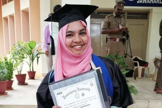 ஜனாதிபதி விழாவில் கலந்து கொள்வதிலிருந்து தடுக்கப்பட்டேன் - புதுவை மாணவி புகார்