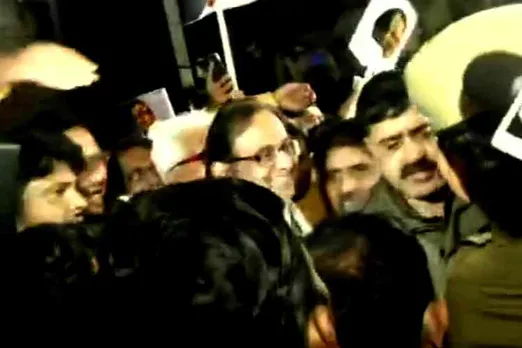chidambaram walks out of jail, p chidambaram inx media case, chidambaram arrested cbi ed inx media, ப.சிதம்பரம் சிறையிலிருந்து வெளியே வந்தார், ப.சிதம்பரம் ஜாமீனில் வெளியே வந்தார், supreme court bail chidambaram, chidambaram walks out by bail, ஐ.என்.எக்ஸ் மீடியா வழக்கு, chidambaram bail, chidambaram released by bail, chidambaram released from tihar jail