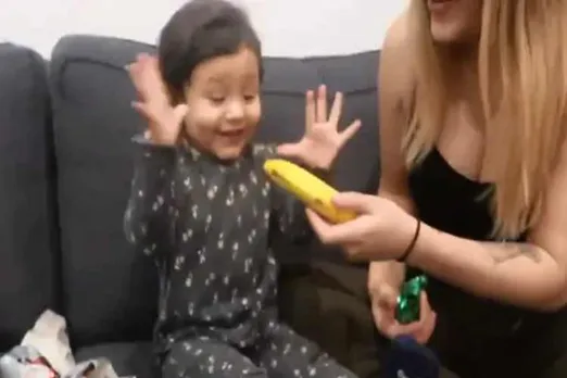 christmas, christmas gift, ,Christmas 2019,twitter,christmas gift,banana,Justice Mojica, viral video, 20 million views, viral