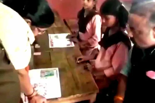 English teacher can't read english text book, உத்தரப் பிரதேசம், English teacher can't read english, english teacher unknown english, ஆங்கிலம் படிக்கத் தெரியாத ஆங்கில அசிரியை, Uttar Pradesh english teacher, Unno district collector inspection in school