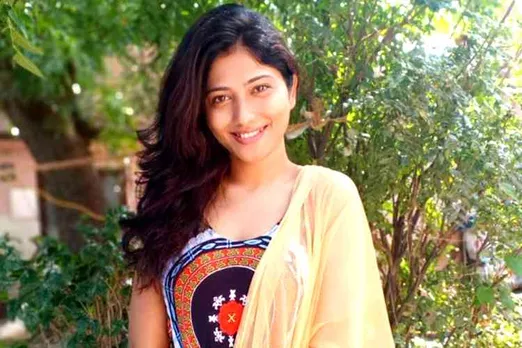 bigg boss celebrity Maria Juliana, Juliana, Julie, Julie tweet a video, ஜூலி, பிக்பாஸ் சீசன் 1, social media users teasing Julie, ஜூலி வீடியோ, bigg boss season 1 celebrity Juliana,bigg boss season 1, bigg boss tamil